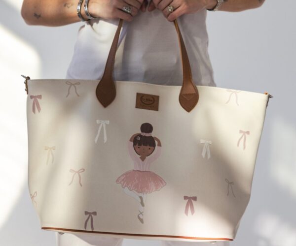 Ballerine Mommy's Bag, από αδιάβροχο υλικό, την οποία κρατάει μια γυναίκα