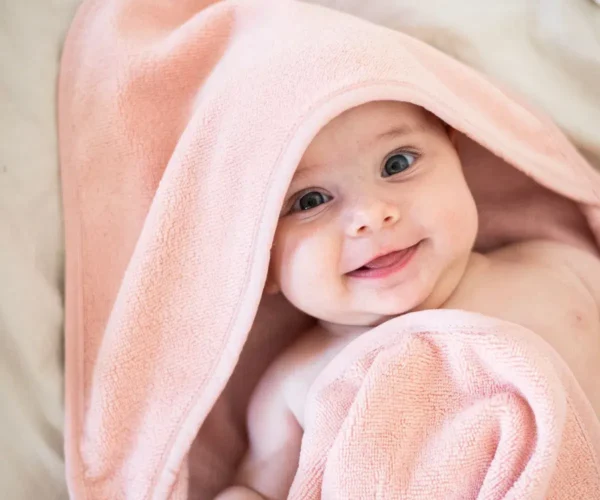Ballerine Πετσέτα Bamboo Newborn Pink φορεμένο από ένα βρέφος