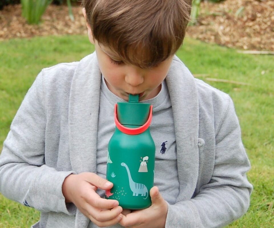 Dino Water Bottle 400ml, με το οποίο πίνει ένα παιδάκι
