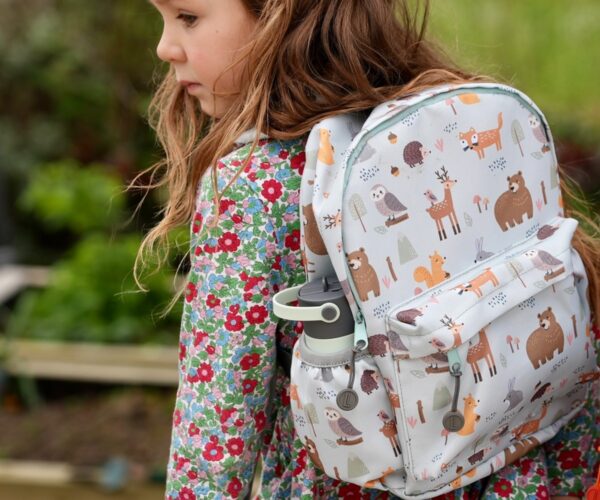 Woodland Backpack φορεμένο από ένα παιδάκι