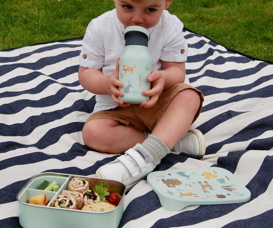 Woodland Gift Set, με το παγουρίνο του οποίου πίνει ένα παιδάκι