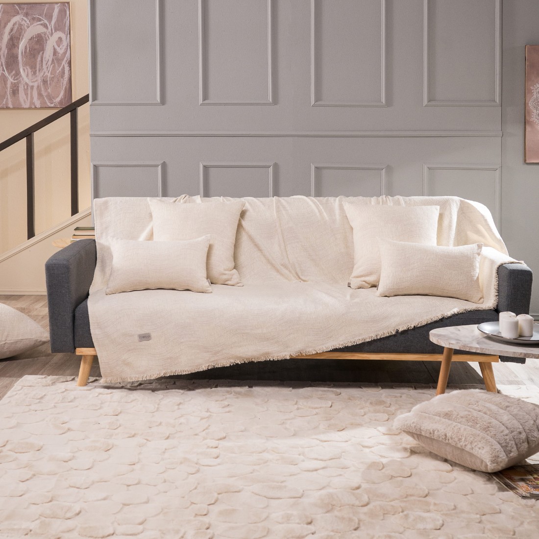 Midland 01 Ριχτάρι στρωμένο στον καναπέ