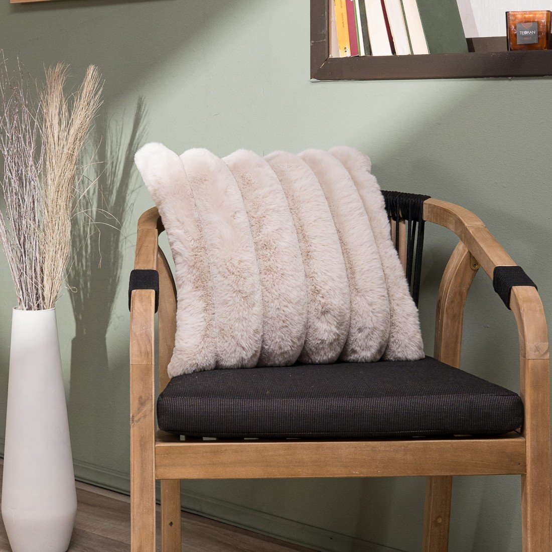 Wave 02 Γούνινη Μαξιλαροθήκη πάνω σε καρέκλα