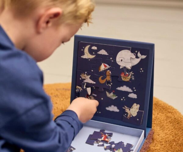 Dreamy Adventures Magnetic Puzzle, με το οποίο παίζει ένα παιδάκι