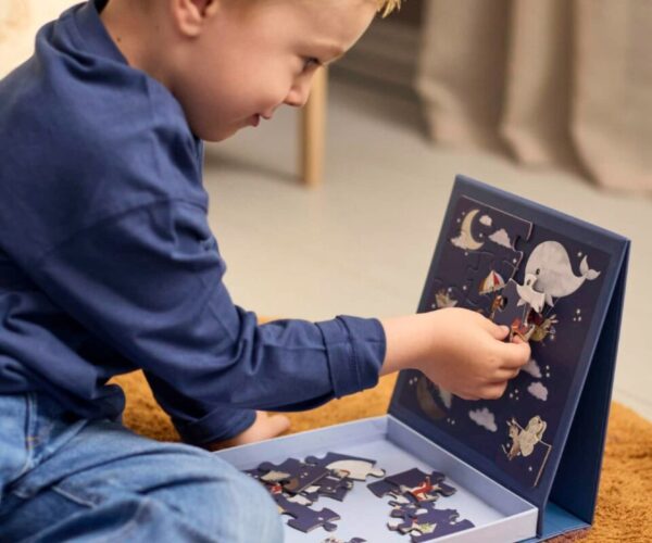 Dreamy Adventures Magnetic Puzzle, με το οποίο παίζει ένα παιδάκι