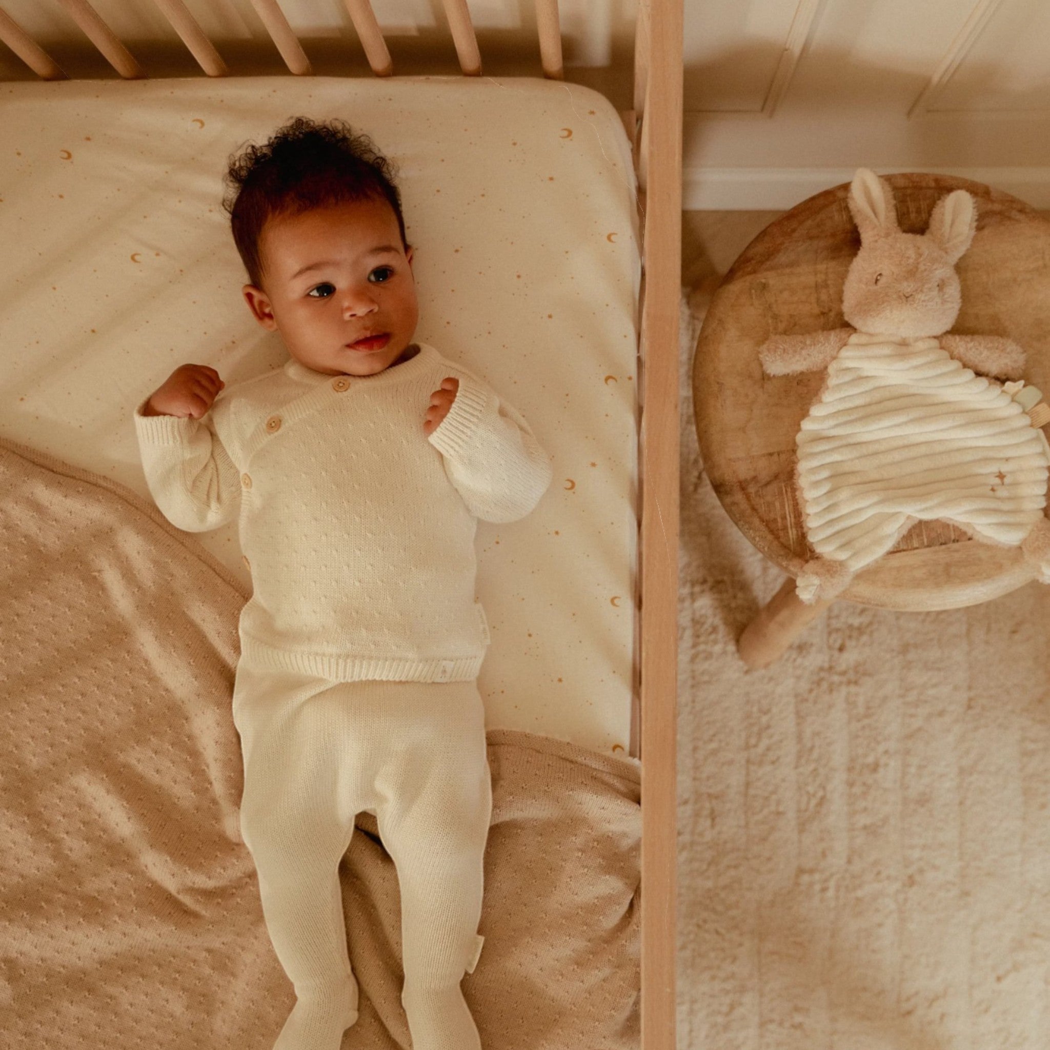Newborn Naturals Υφασμάτινο Ντουντού Κουνελάκι δίπλα στην κούνια ενός μωρού