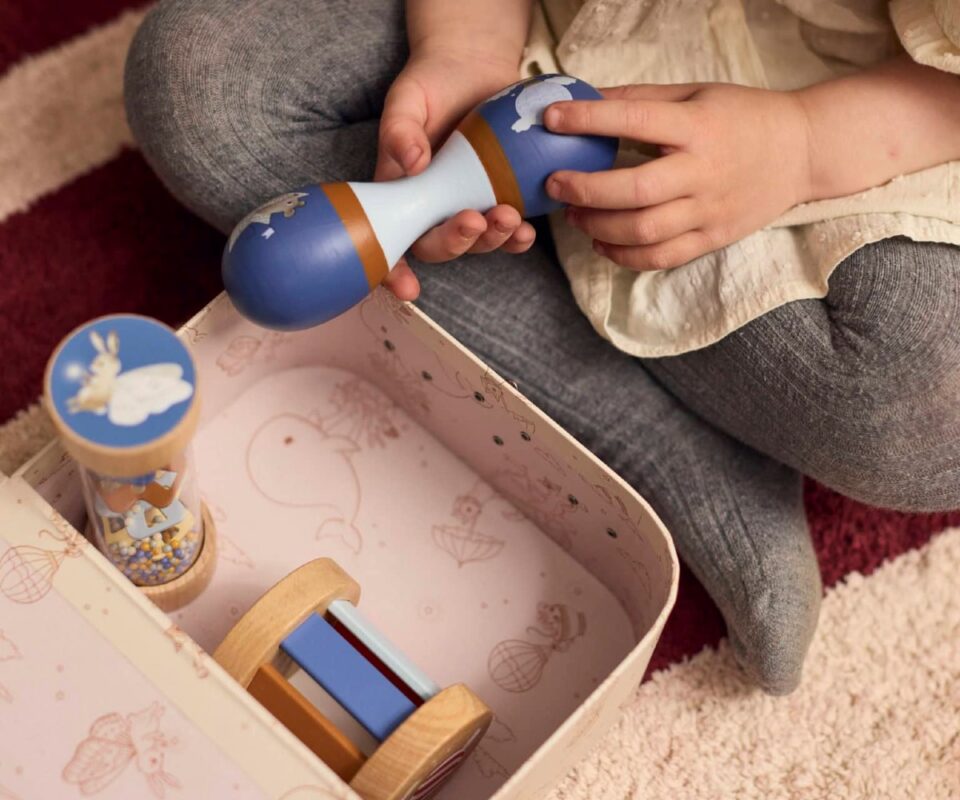 Play Set My First Wooden Sensory Toys, με τα οποία παίζει ένα βρέφος