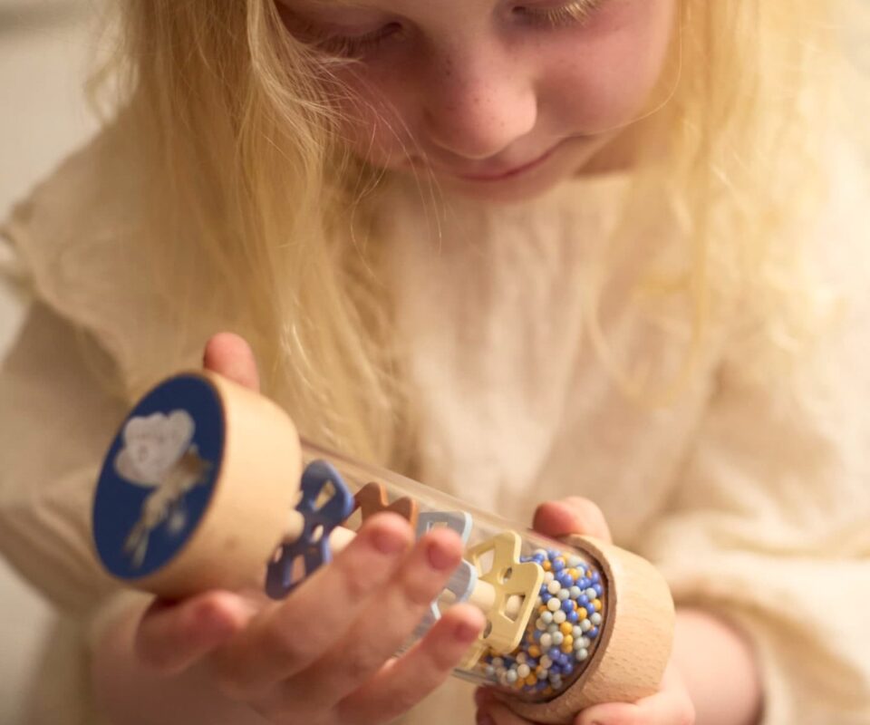Play Set My First Wooden Sensory Toys, με τα οποία παίζει ένα βρέφος