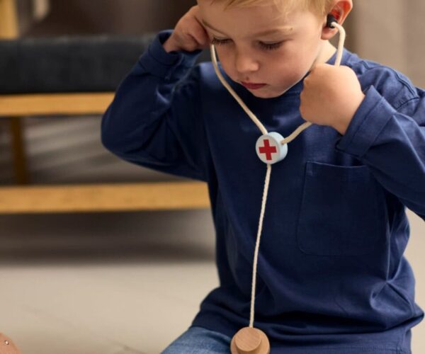 Play Set Wooden Toys Little Doctor, με τα οποία παίζει ένα παιδάκι