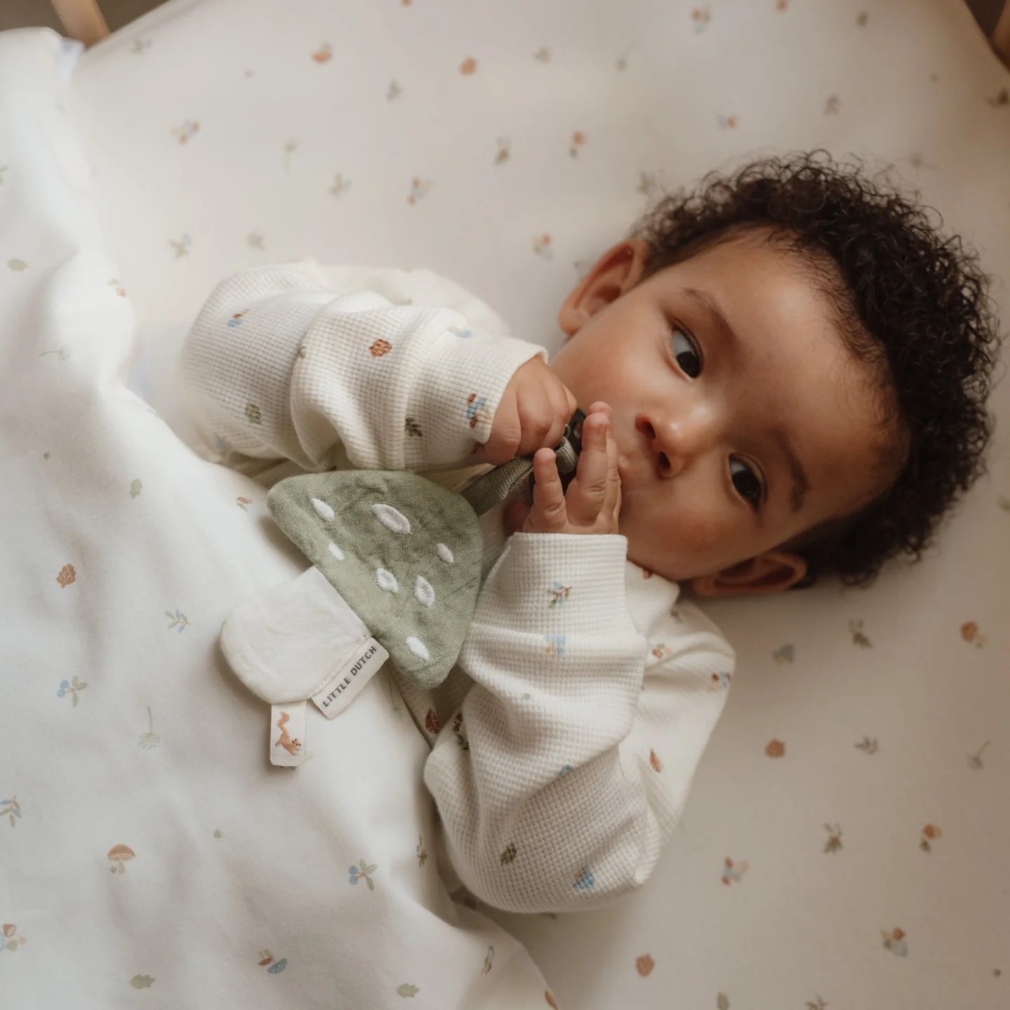 Mushroom Υφασμάτινο Ντουντού, από 100% οργανικό βαμβάκι, με το οποίο παίζει ένα παιδάκι