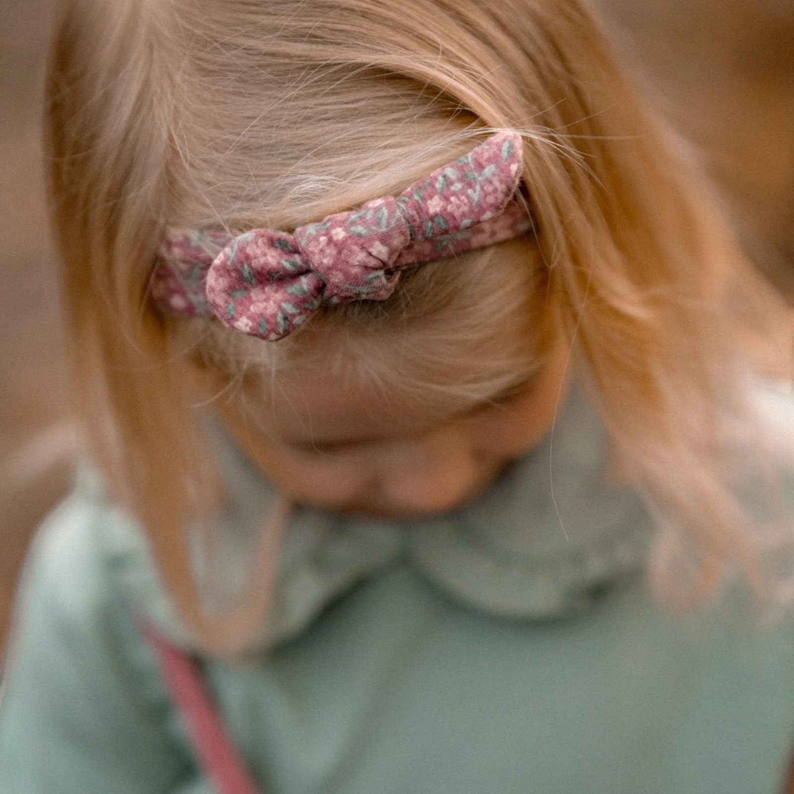 Rouge Flower Σετ 2 Κορδέλες 2 Mεγέθη φορεμένο από ένα παιδάκι