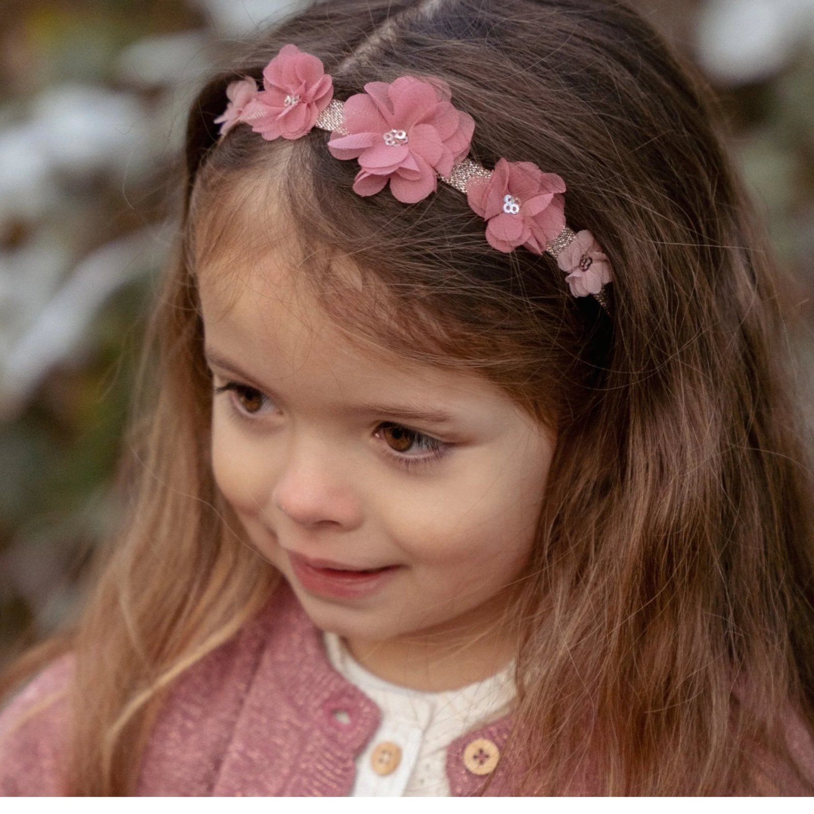 Rouge Flower Σετ 2 Κορδέλες 2 Mεγέθη φορεμένο από ένα παιδάκι