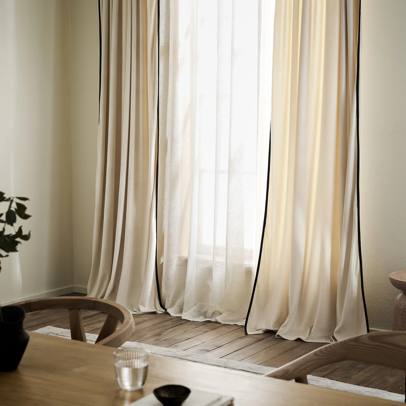 Eloise Κουρτίνα Moon Ecru κρεμασμένη