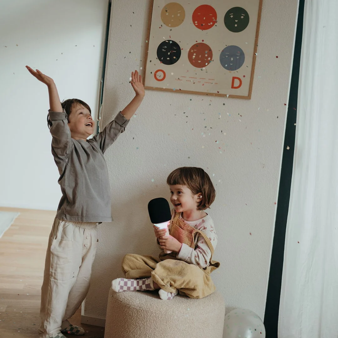 Μικρόφωνο Karaoke Επαναφορτιζόμενο Με Φως & Bluetooth Ροζ με το οποίο παίζει ένα παιδάκι