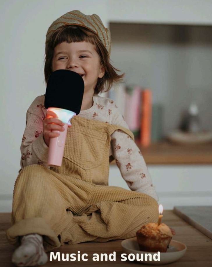 Μικρόφωνο Karaoke Επαναφορτιζόμενο Με Φως & Bluetooth Ροζ με το οποίο παίζει ένα παιδάκι