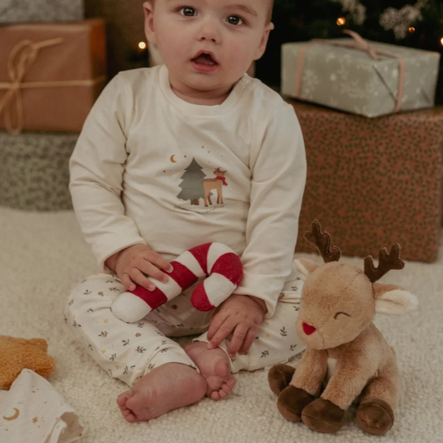 Χριστουγεννιάτικο Σετ Δώρου, με το οποίο παίζει ένα παιδάκι