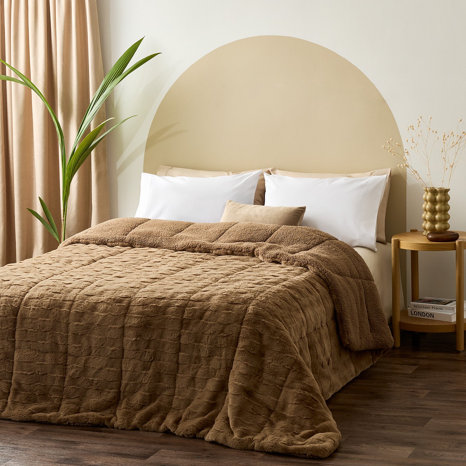 Alaia Κουβερτοπάπλωμα Coffee, στρωμένο σε κρεβάτι