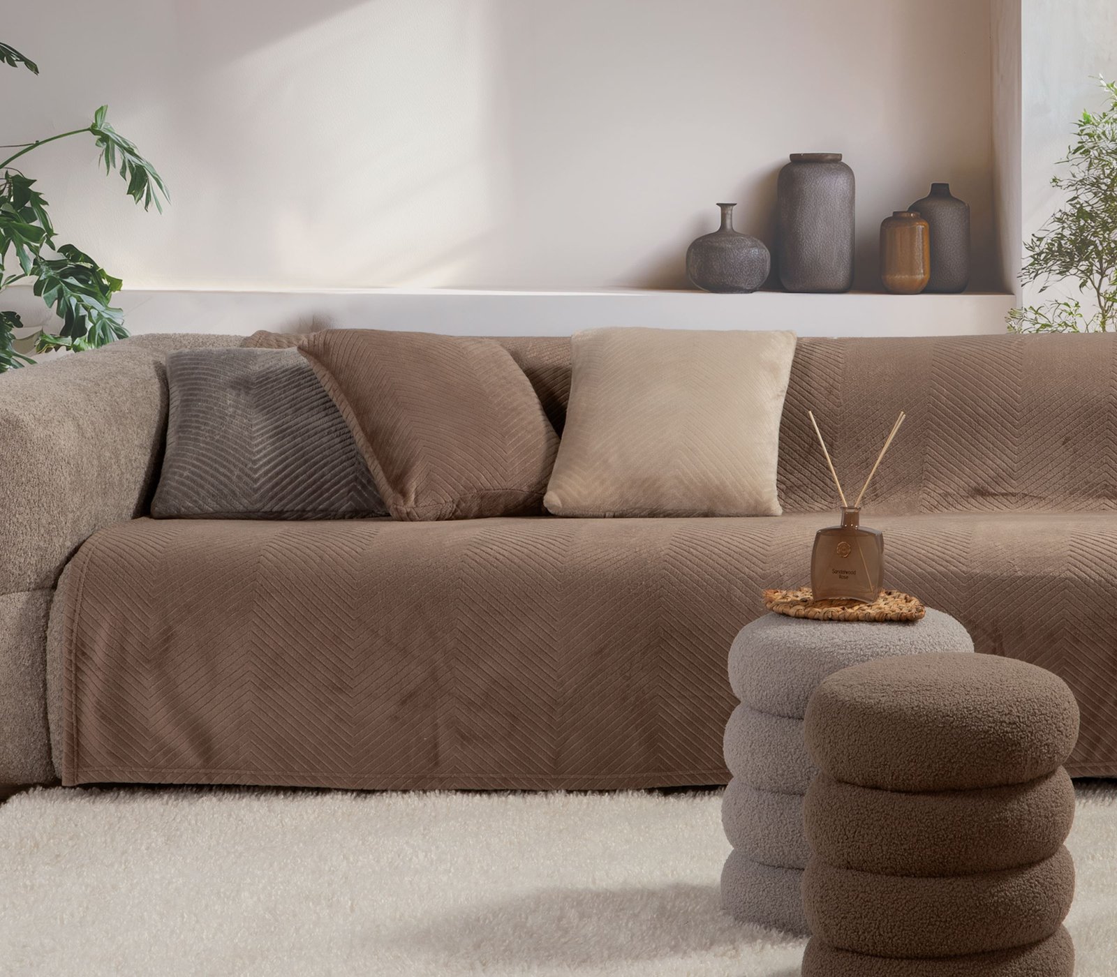 Dakari Ριχτάρι Πολυθρόνας Brown στρωμένο σε καναπέ