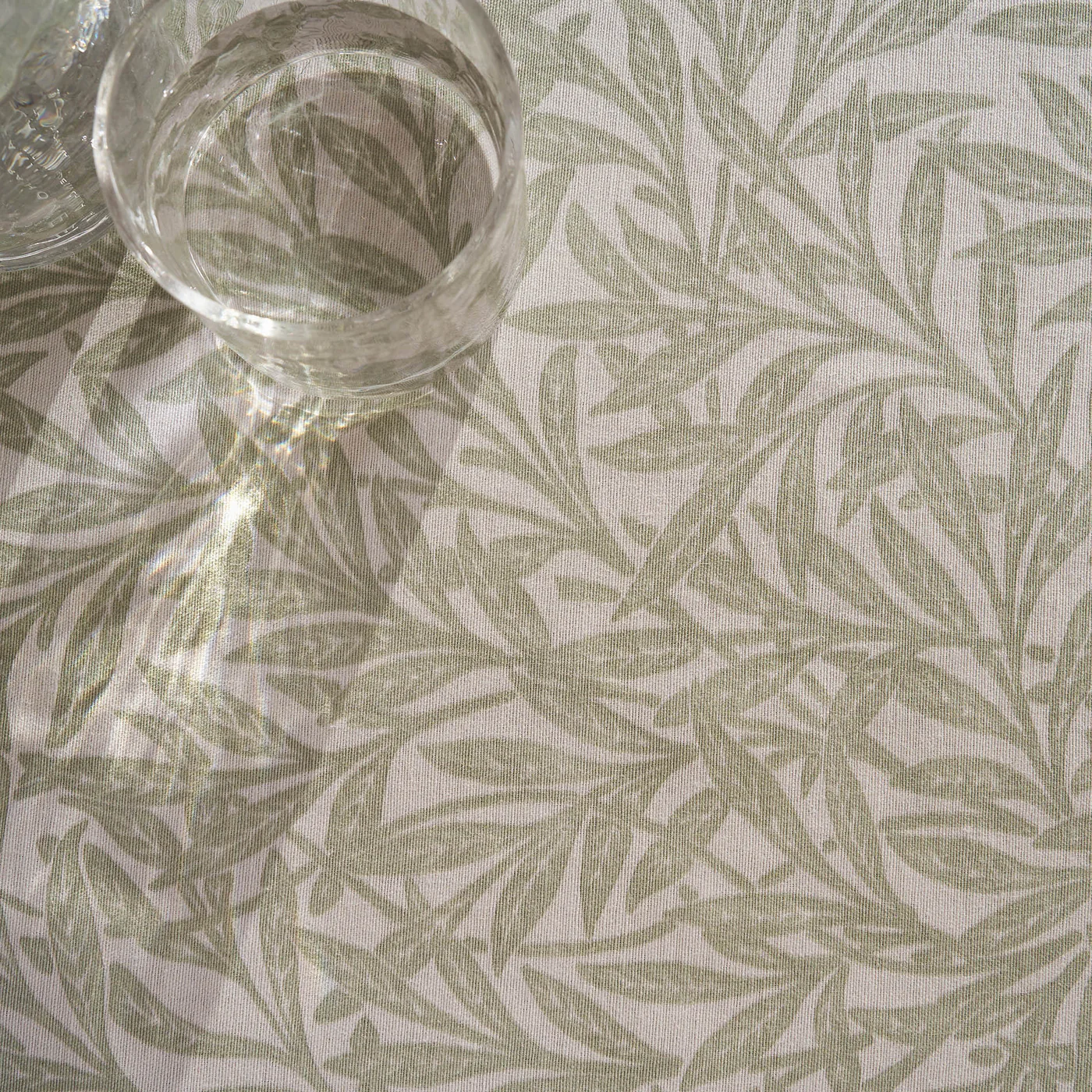 Marcelline 564 Τραπεζομάντηλο στρωμένο σε τραπέζι