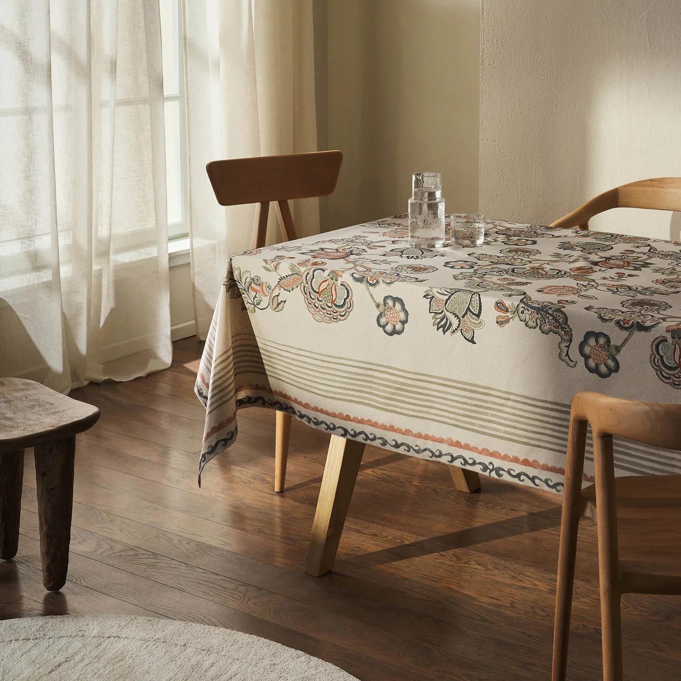 Muriel 236 Τραπεζομάντηλο στρωμένο σε τραπέζι