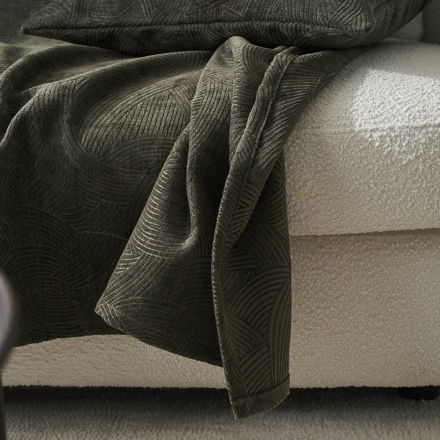 Nimbus Ριχτάρι Weed Green στρωμένο σε καναπέ