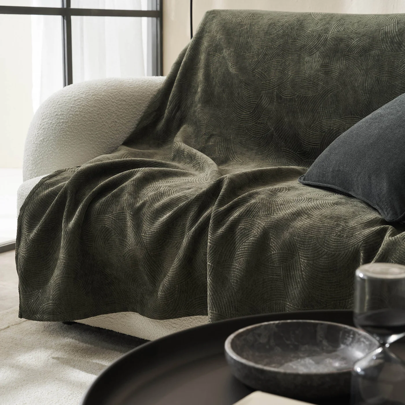 Nimbus Ριχτάρι Weed Green στρωμένο σε καναπέ