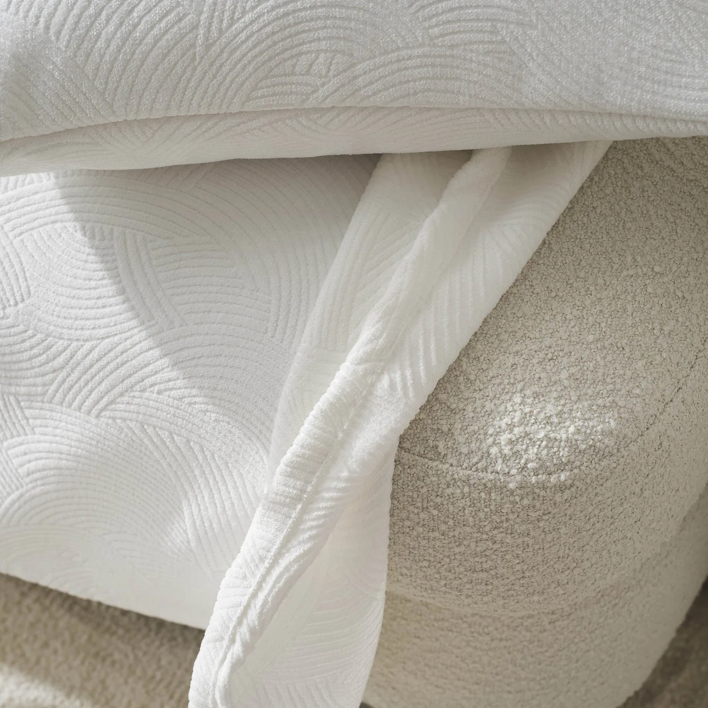 Nimbus Ριχτάρι Polar White στρωμένο σε καναπέ