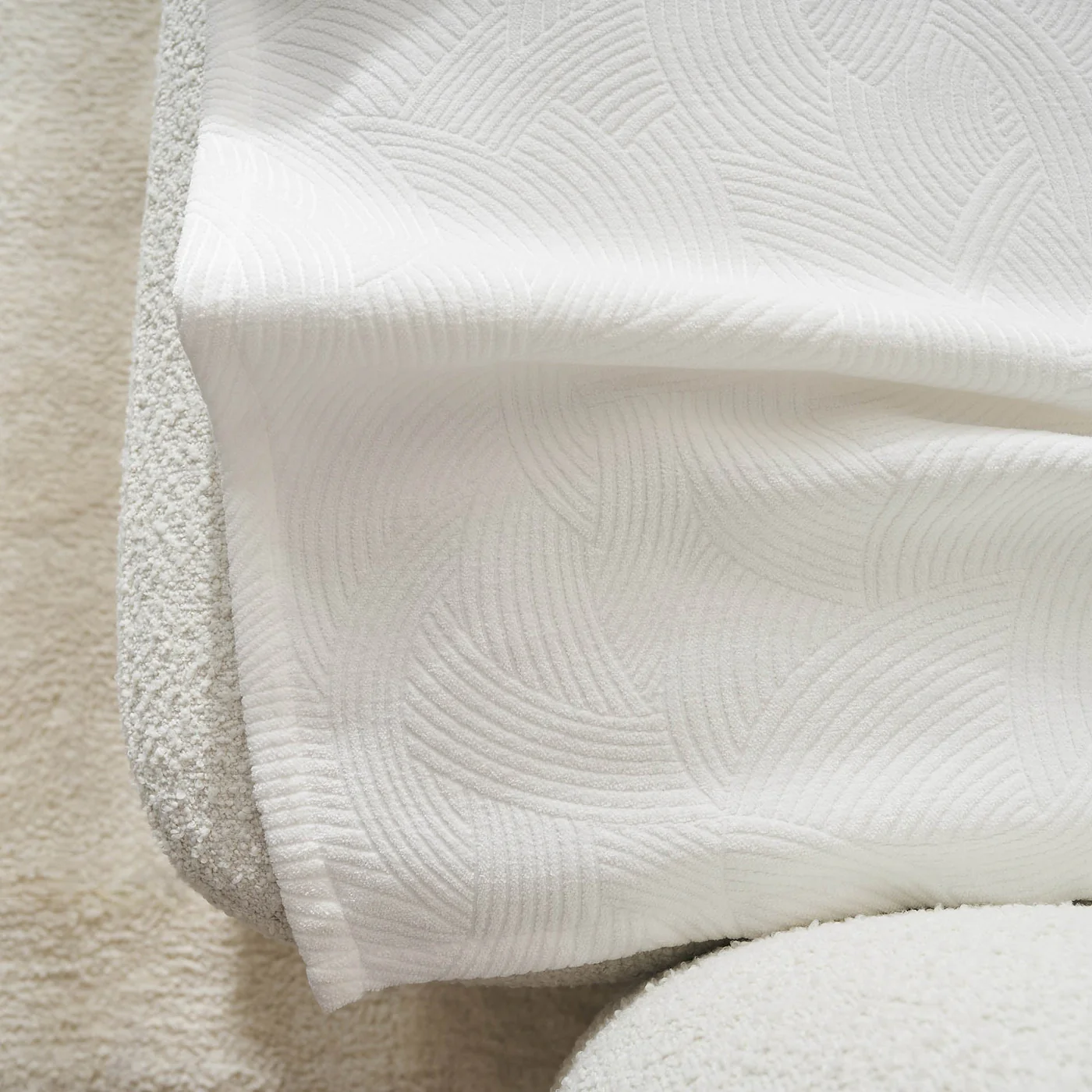 Nimbus Ριχτάρι Polar White στρωμένο σε καναπέ