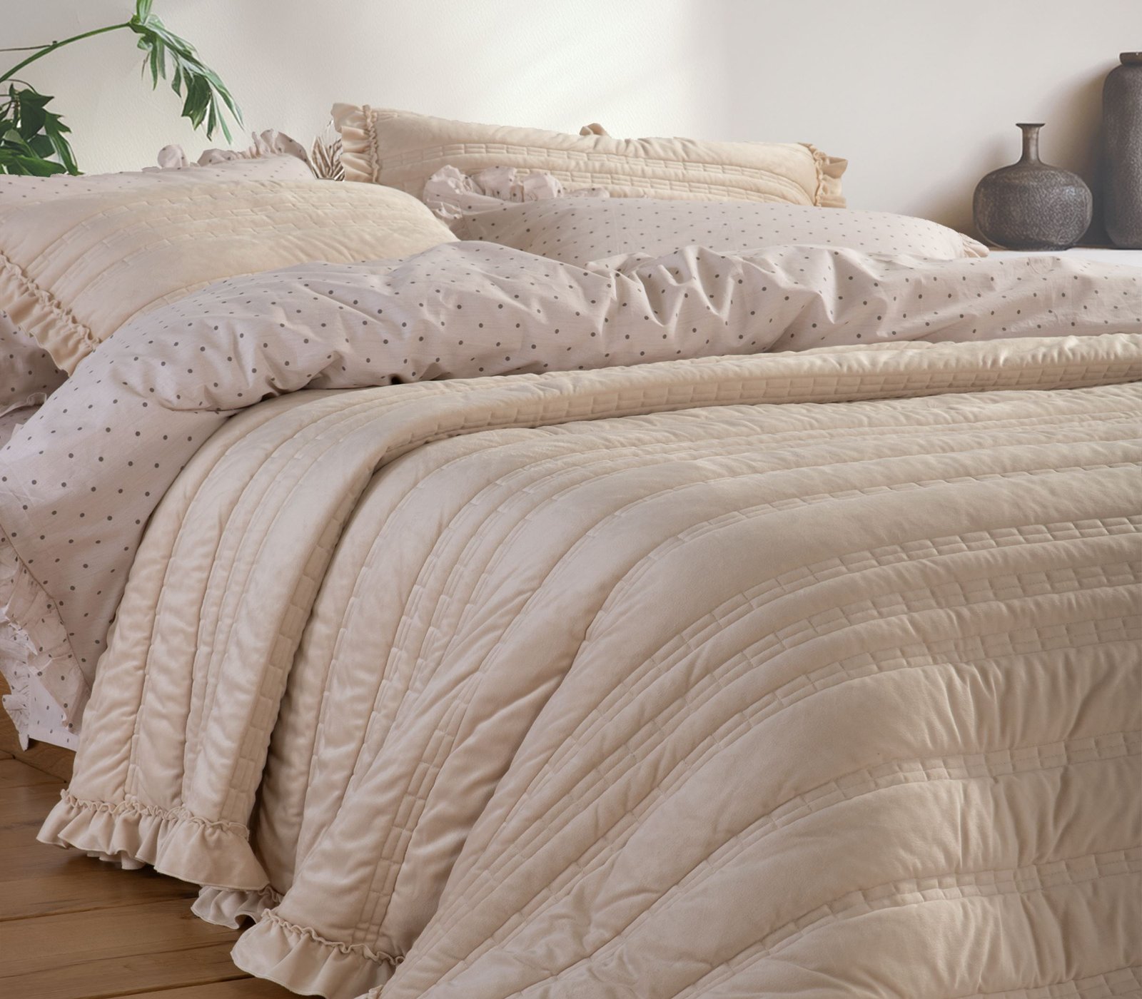 Sirion Κουβερλί Υ/Δ Ecru στρωμένο σε κρεβάτι