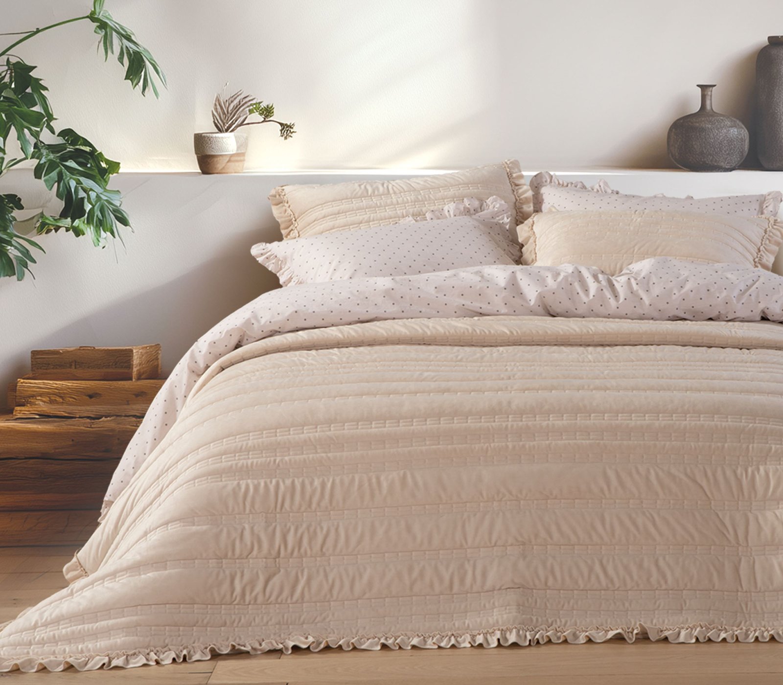 Sirion Κουβερλί Υ/Δ Ecru στρωμένο σε κρεβάτι