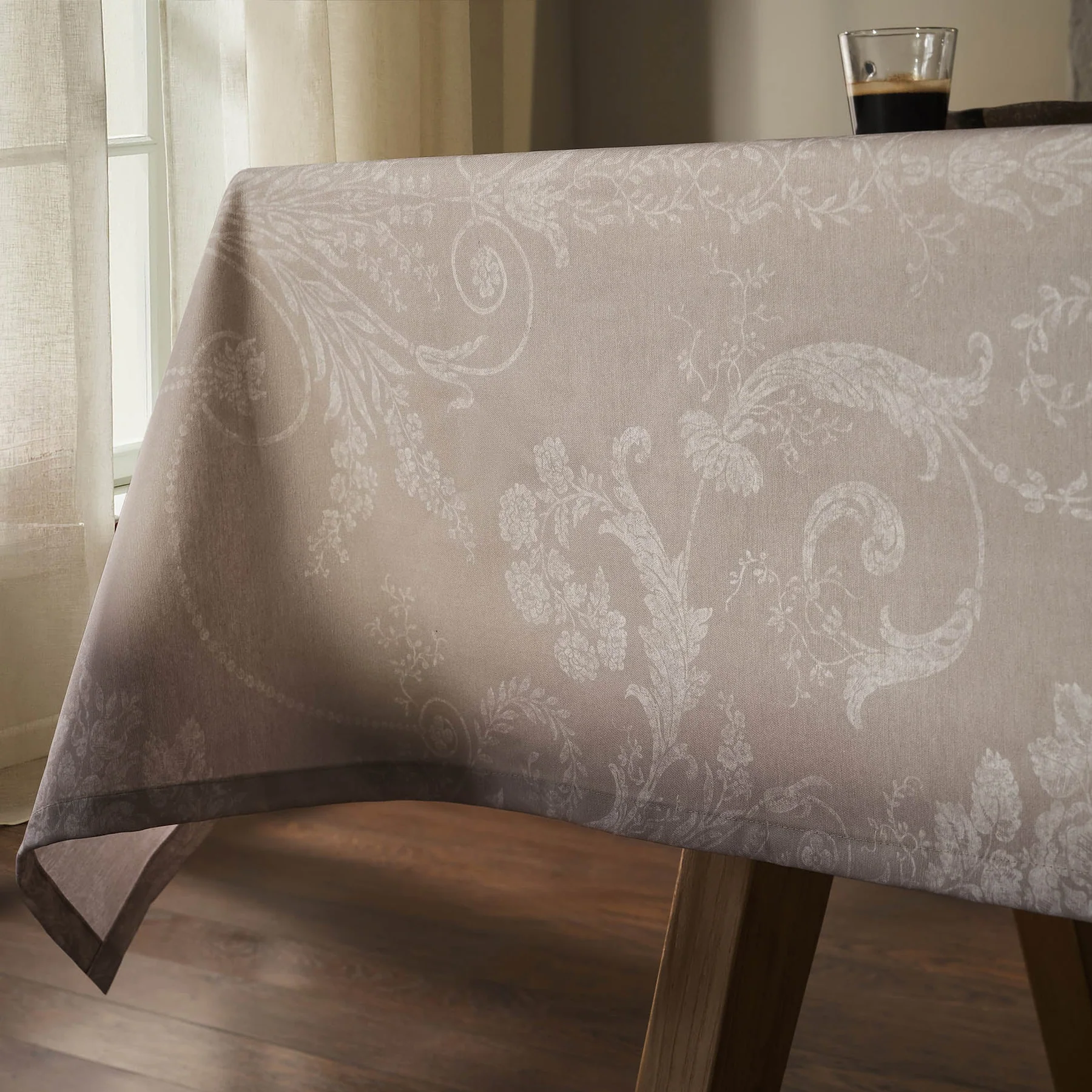 Whitney 531 Τραπεζομάντηλο στρωμένο σε τραπέζι