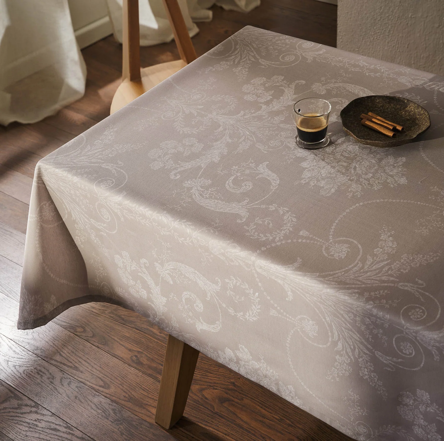 Whitney 531 Τραπεζομάντηλο στρωμένο σε τραπέζι