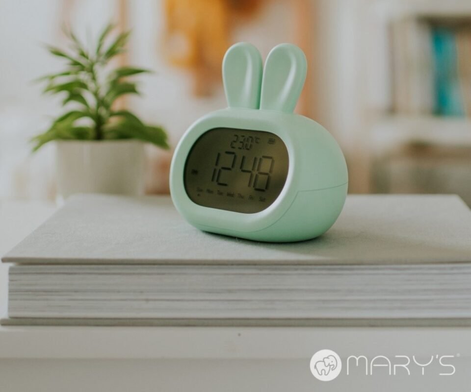 Λαγουδάκι Φωτιζόμενο Ηλεκτρονικό Ξυπνητήρι Πράσινο πάνω σε τραπέζι