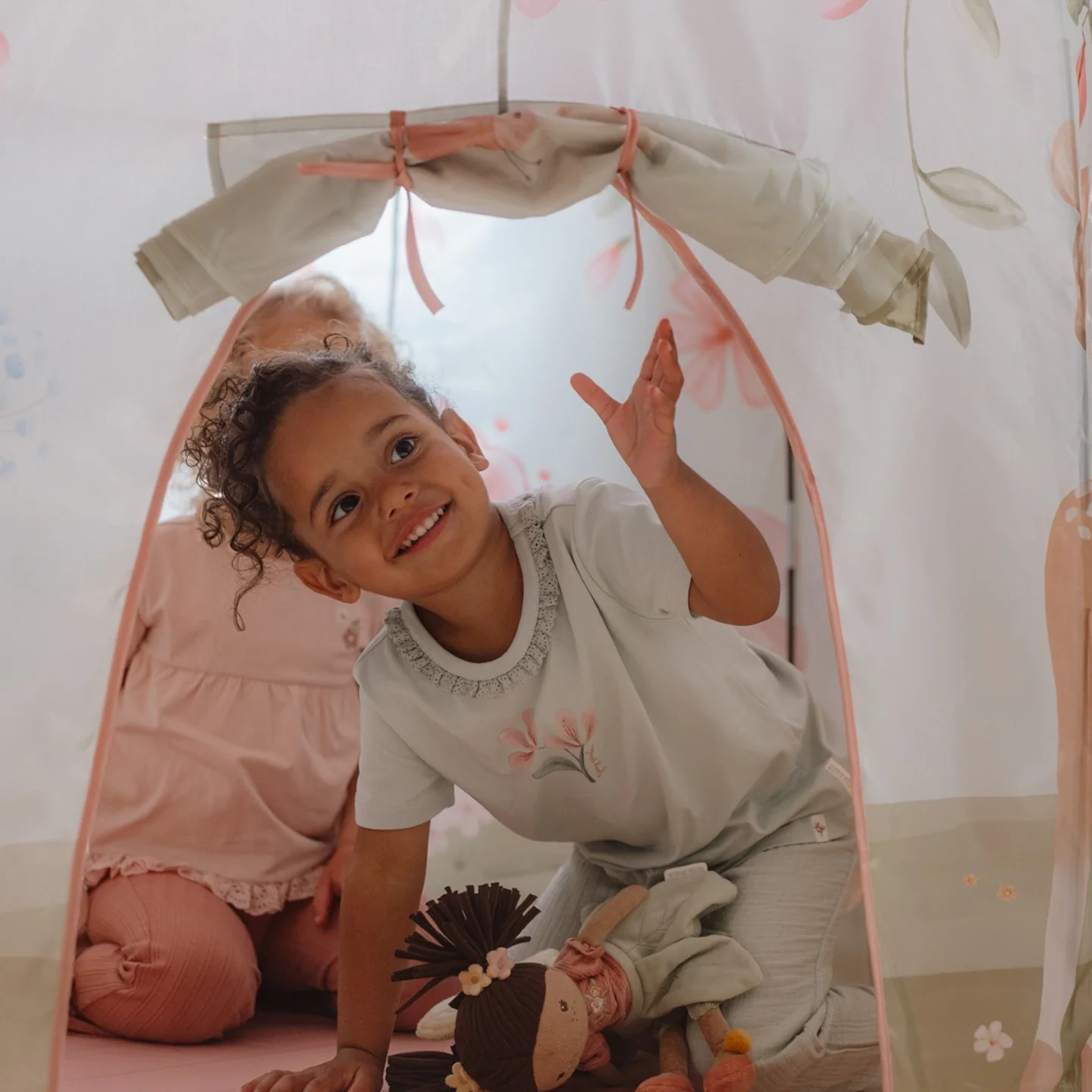 Fairy Garden Σκηνή Παιχνιδιού, με την οποία παίζει ένα παιδάκι