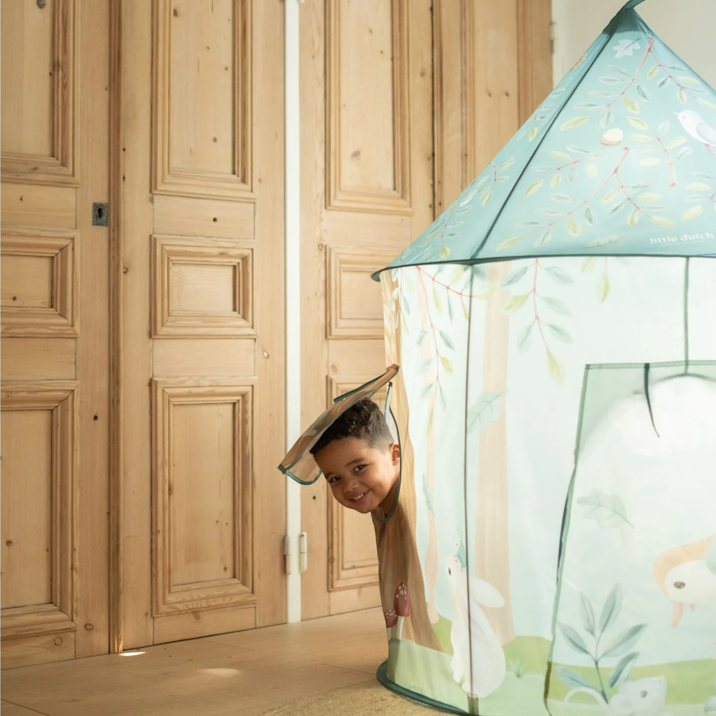 Forest Friends Σκηνή Παιχνιδιού, με την οποία παίζει ένα παιδάκι