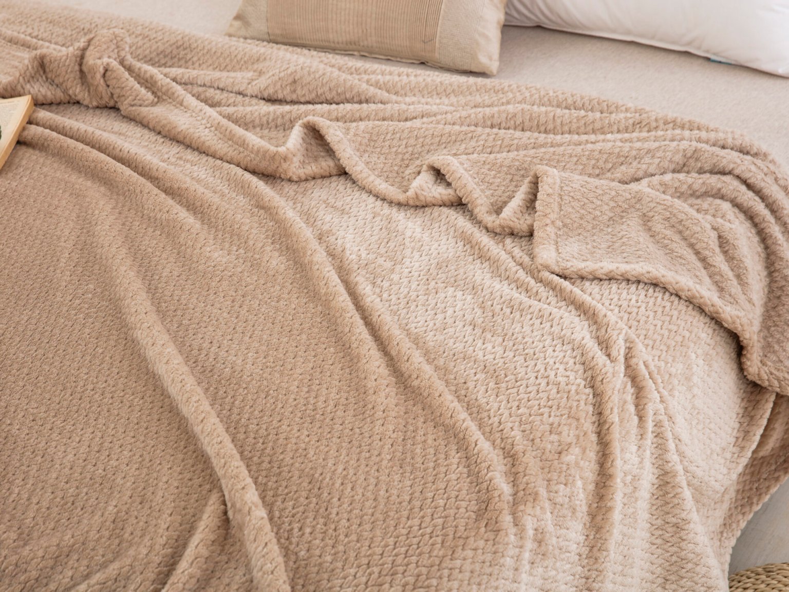 JF09 Κουβέρτα ΥΔ Sand στρωμένη σε κρεβάτι