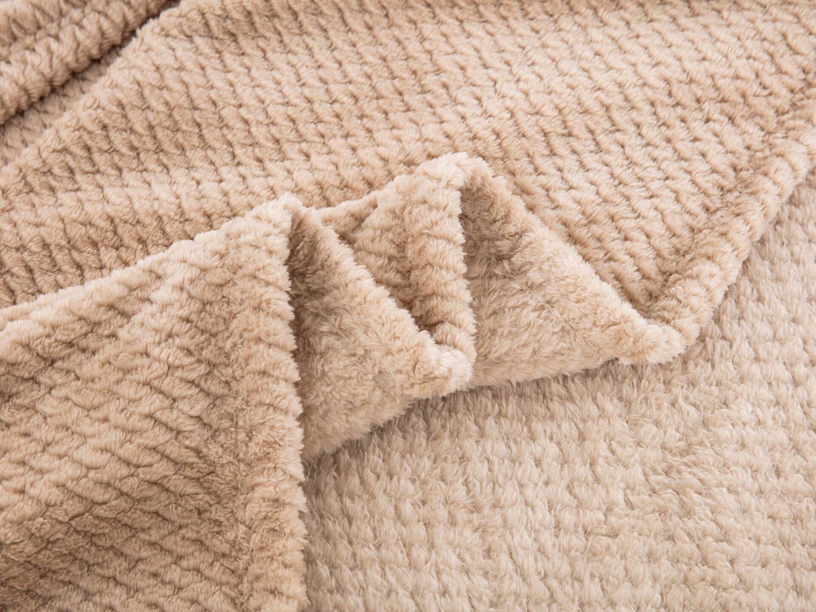 JF09 Κουβέρτα ΥΔ Sand στρωμένη σε κρεβάτι