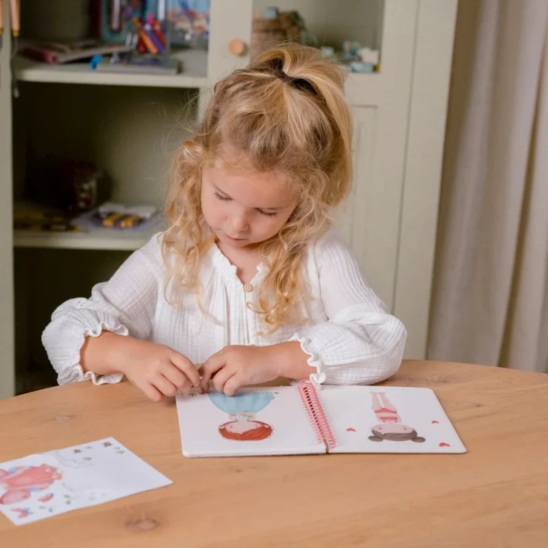 Rosa & Friends Βιβλιαράκι Dress Me Up