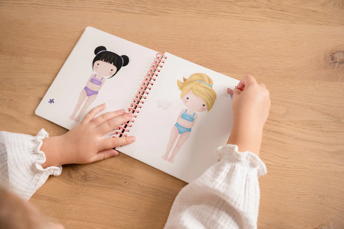 Rosa & Friends Βιβλιαράκι Dress Me Up, με το οποίο παίζει ένα παιδάκι