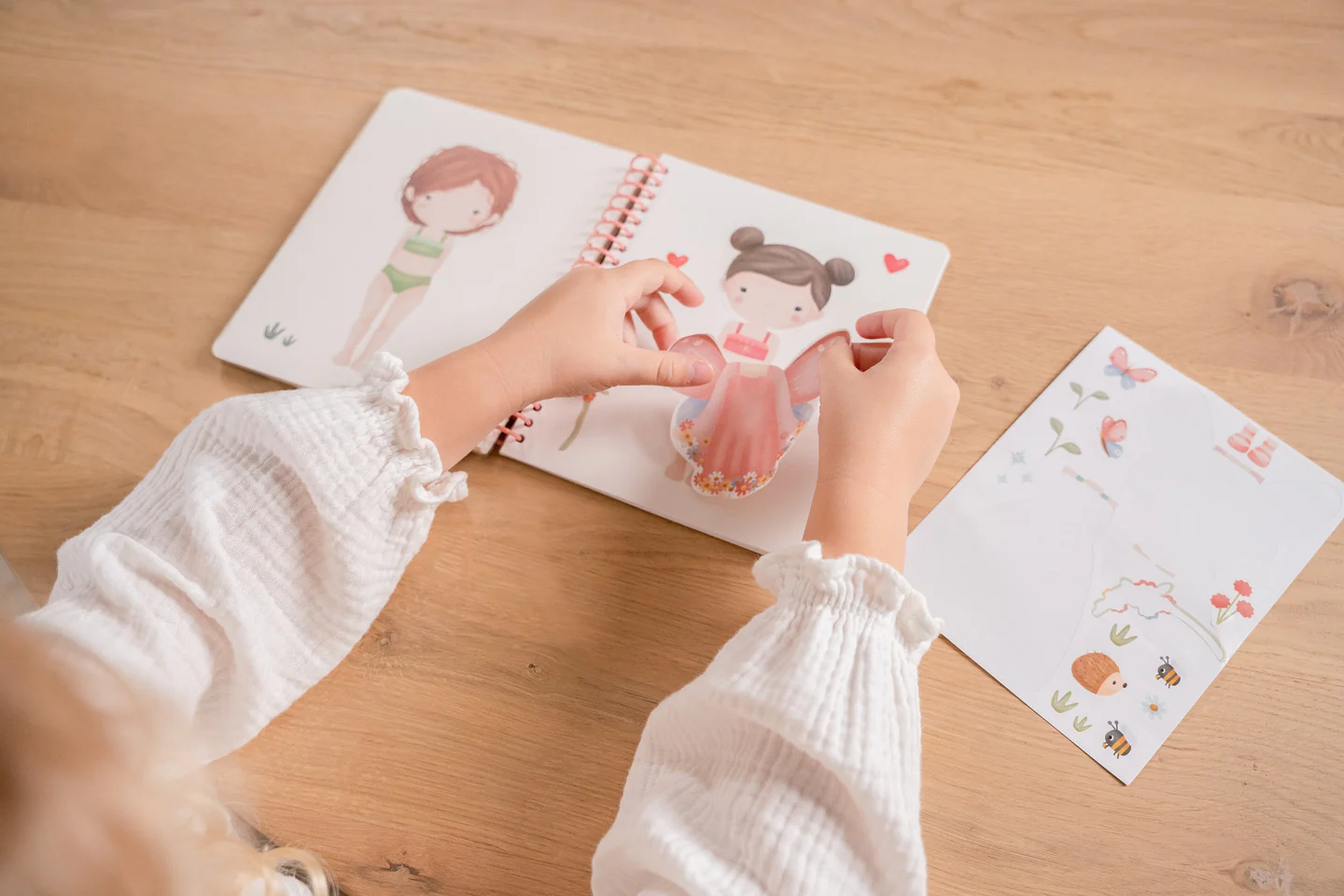 Rosa & Friends Βιβλιαράκι Dress Me Up, με το οποίο παίζει ένα παιδάκι