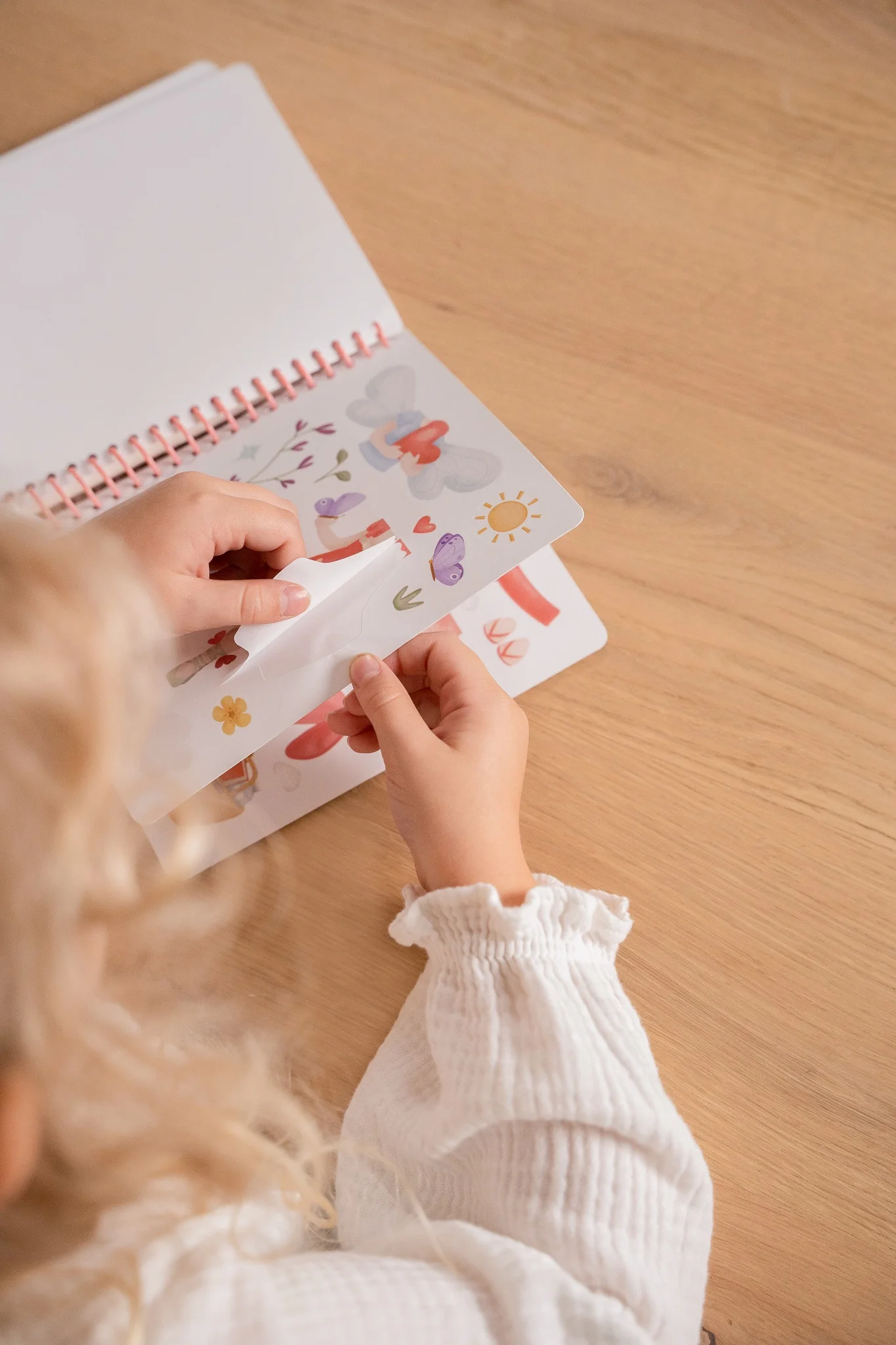 Rosa & Friends Βιβλιαράκι Dress Me Up, με το οποίο παίζει ένα παιδάκι