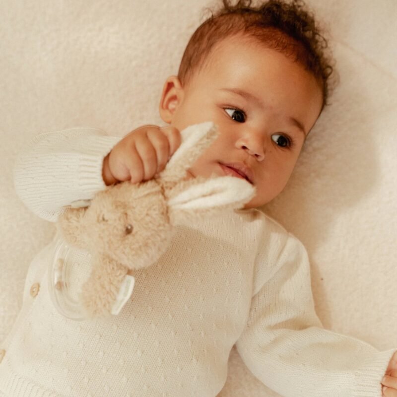 Newborn Naturals Υφασμάτινη κουδουνίστρα κουνελάκι