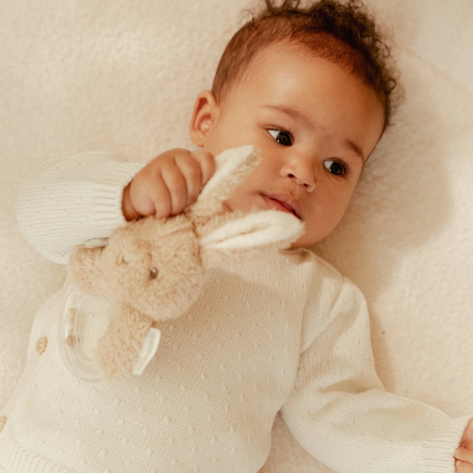 Newborn Naturals Υφασμάτινη κουδουνίστρα κουνελάκι - Image 2