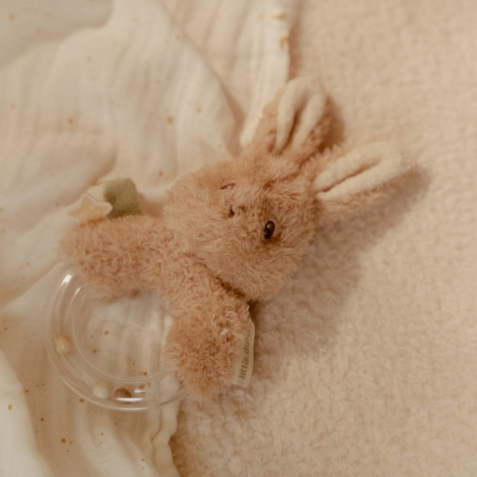 Newborn Naturals Υφασμάτινη κουδουνίστρα κουνελάκι - Image 3